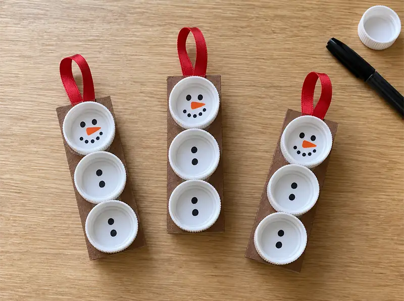 Craft snowmen made from bottle caps